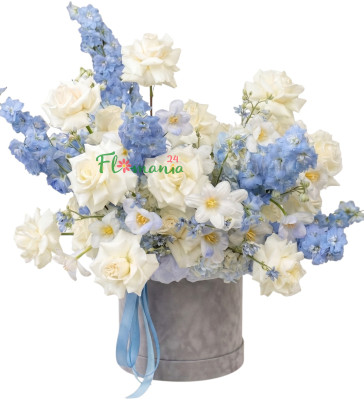 Композиция с белыми розами и голубым дельфиниумом «Небесный фарфор»